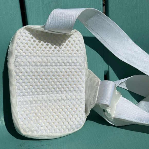 ✨Host pick✨NWOT Nike Essential Basketball White Crossbody Bag - Picture 5 of 7
